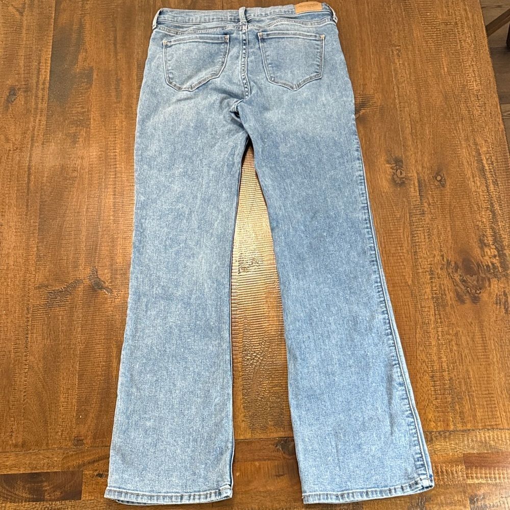 Abercrombie Kids Light Wash Low rise boot Jeans - Picture 3 of 9
